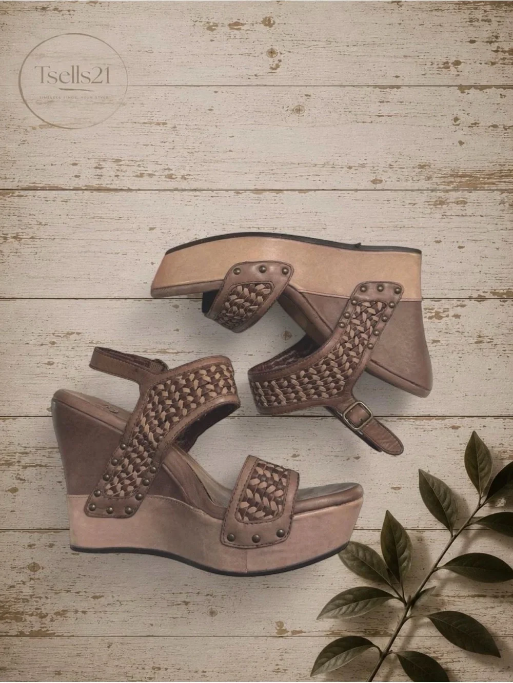 Ugg Australia Vintage “Assia” Leather Wedge Sandals (With box!) - Size 7.5
